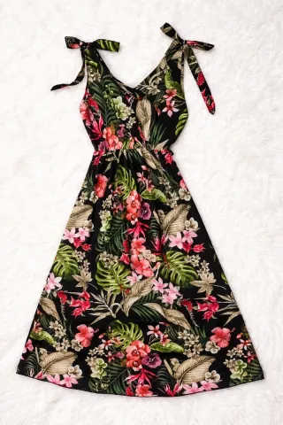 Vestido floral negro con tirantes