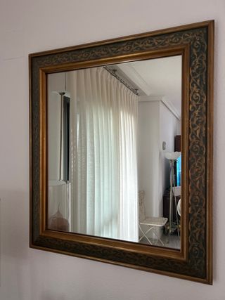 Espejo con marco de madera.