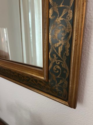 Espejo con marco de madera.