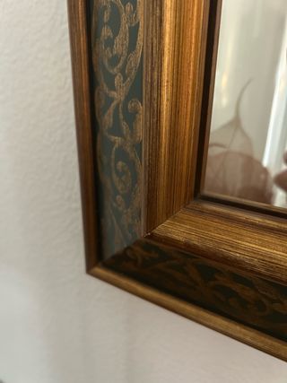 Espejo con marco de madera.