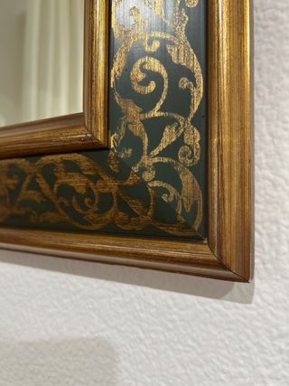 Espejo con marco de madera.