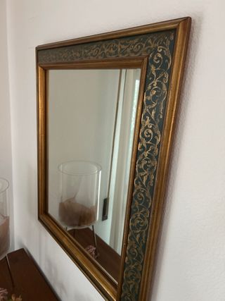Espejo con marco de madera.