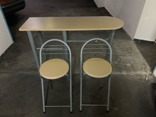 Mesa auxiliar con 2 banquetas