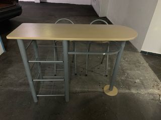 Mesa auxiliar con 2 banquetas