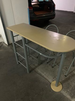 Mesa auxiliar con 2 banquetas