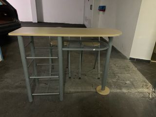 Mesa auxiliar con 2 banquetas