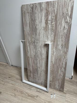 Escritorio de madera y pata de metal