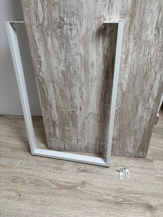 Escritorio de madera y pata de metal