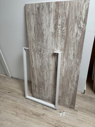 Escritorio de madera y pata de metal