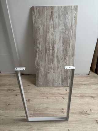 Escritorio de madera y pata de metal