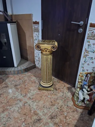 Pedestal decorativo madera y dorado