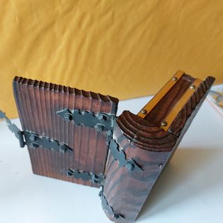Caja madera y metal. Con forma de libro