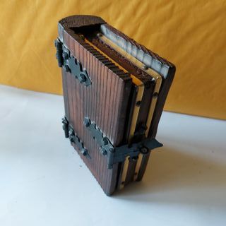 Caja madera y metal. Con forma de libro