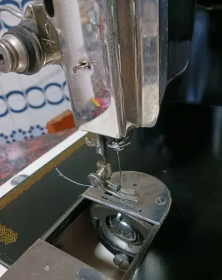 Máquina de coser vintage eléctrica