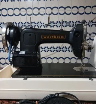 Máquina de coser vintage eléctrica