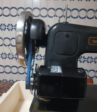 Máquina de coser vintage eléctrica