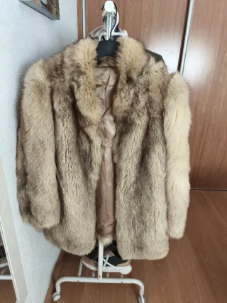 Abrigo de piel beige y marrón