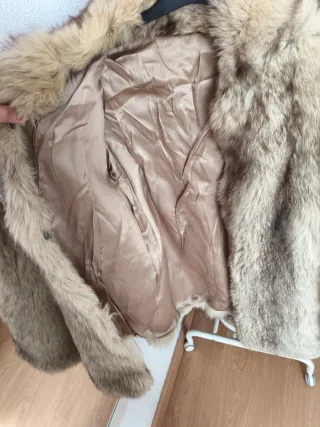 Abrigo de piel beige y marrón