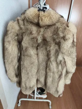 Abrigo de piel beige y marrón