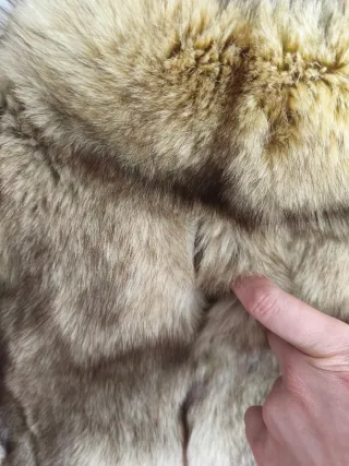 Abrigo de piel beige y marrón