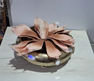 Centro de mesa decorativo flor rosa y dorado