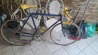 Bicicleta de carretera azul