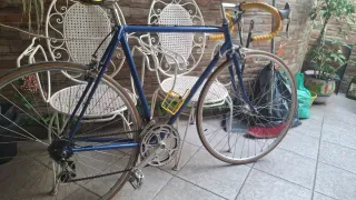 Bicicleta de carretera azul