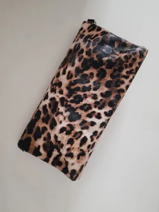Bolso de mano leopardo con cadena