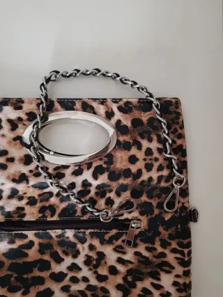 Bolso de mano leopardo con cadena