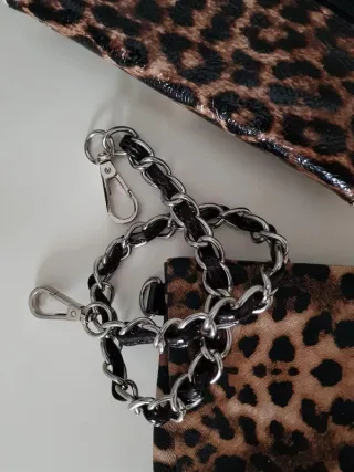 Bolso de mano leopardo con cadena
