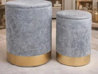 Pouf rotondo grigio con base oro