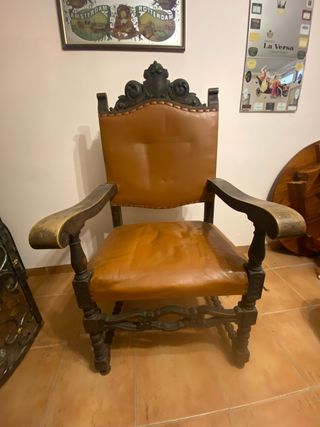 Sillón antiguo de cuero y madera