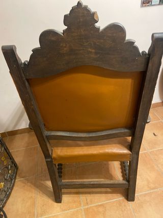 Sillón antiguo de cuero y madera