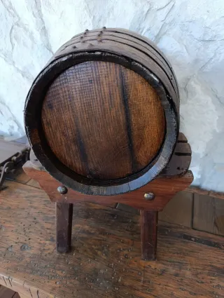 Barril de madera con soporte