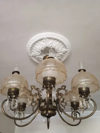 Lámpara de techo dorada y transparente