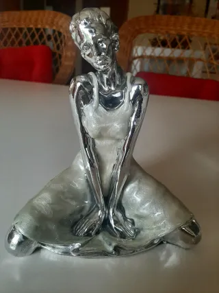 Figura Decorativa Mujer Plateada