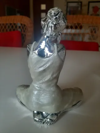 Figura Decorativa Mujer Plateada
