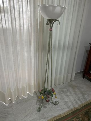 Lampara de pie con flores y limones de forja.