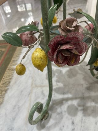 Lampara de pie con flores y limones de forja.