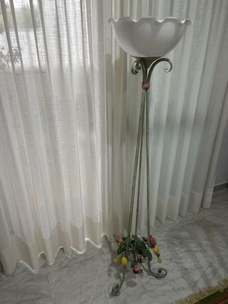 Lampara de pie con flores y limones de forja.