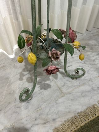 Lampara de pie con flores y limones de forja.