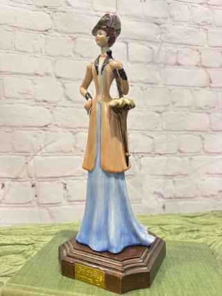 Figura de porcelana antigua mujer