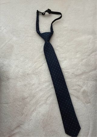 Corbata infantil azul con topos blancos