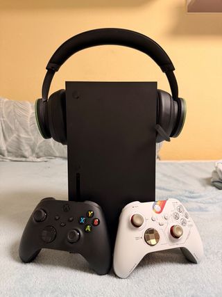 Xbox Series X Consola Negra y Blanca, Auriculares.
