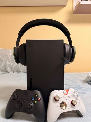 Xbox Series X Consola Negra y Blanca, Auriculares.