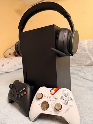 Xbox Series X Consola Negra y Blanca, Auriculares.