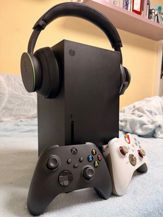 Xbox Series X Consola Negra y Blanca, Auriculares.