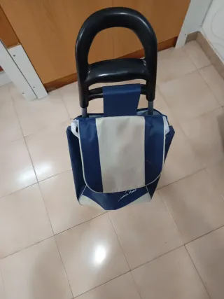 Carrito de la compra azul y beige