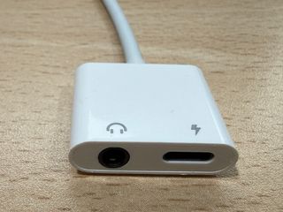 Adaptador Lightning a 3.5mm con Carga