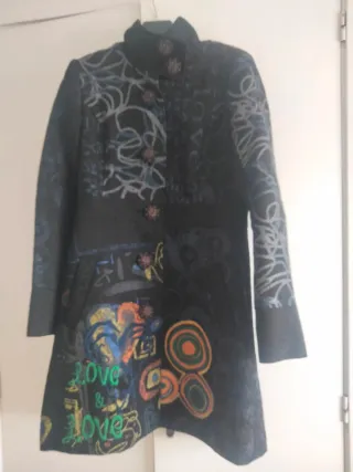 Chaquetón negro imitación desigual.